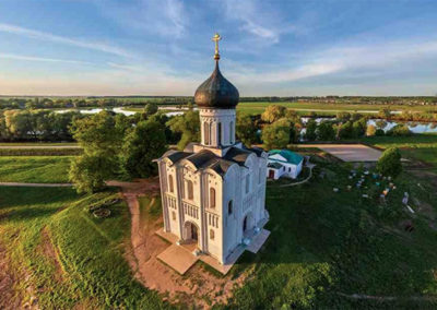 A-una-milla-de-distancia-de-Bogolyubovo-la-famosa-Iglesia-de-la-Intercesión-en-el-Nerl-