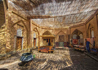 Un-tejado-de-cañas-en-el-centro-de-Tashkent-ofrece-la-sombra-necesaria-para-escoger-sin-prisas-una-alfombra-uzbeka,