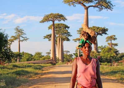 mujer-en-avenida-baobabs